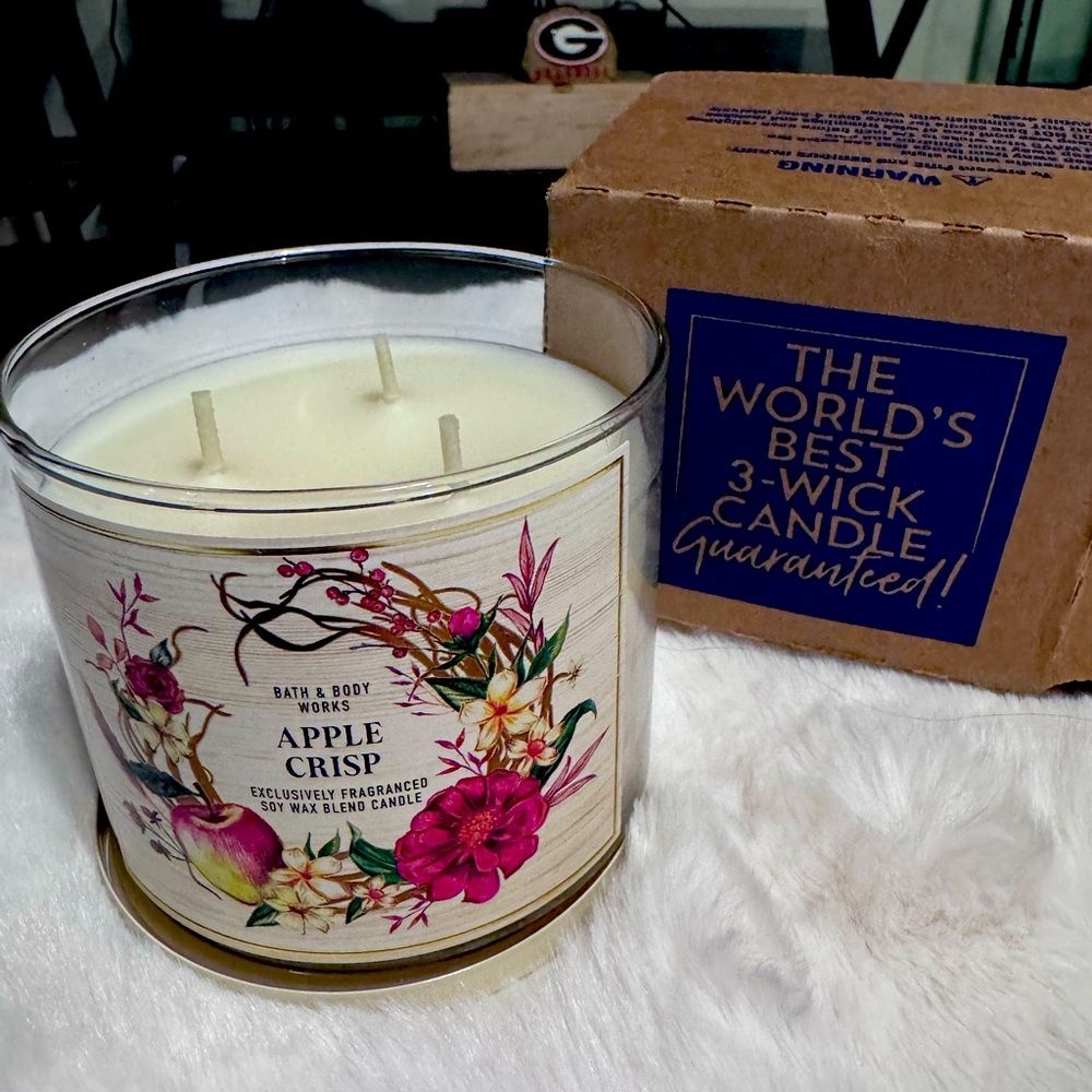 Bath and Body 3 Wick Candle “Apple Crisp”